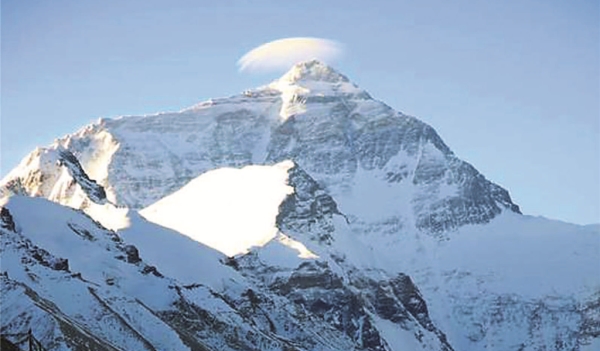 珠峰大本营设6个垃圾收集池 定期清运旅游垃圾